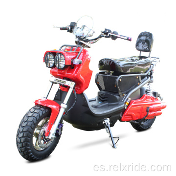 Un scooter eléctrico con protección de parachoques de aspecto retro único